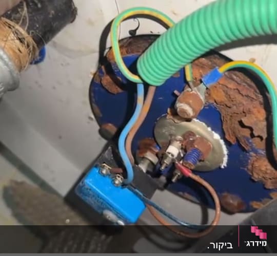 חיבורים חשמליים וחלודה על דוד שמש