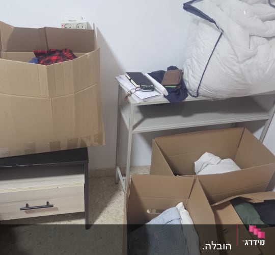ארגזים עם בגדים וחפצים בחדר