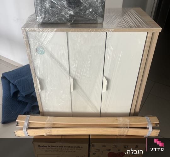 ארון וארגזים עטופים בניילון למעבר דירה