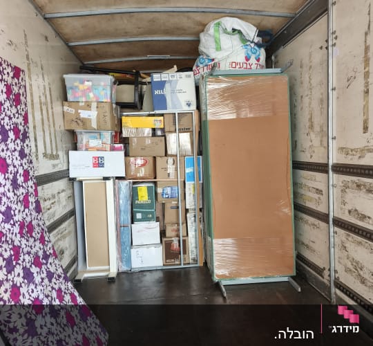 משאית עם קרטונים וציוד להובלה