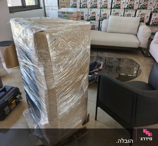 חדר עם קרטונים וארגזים עטופים בניילון