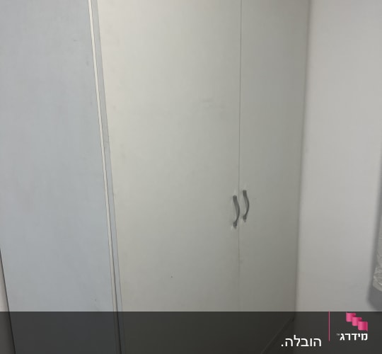 ארון לבן עם דלתות ומגירות
