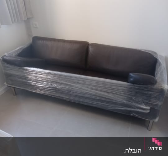 ספה עטופה בניילון למעבר דירה
