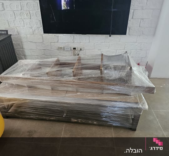 רהיטים עטופים בניילון לקראת מעבר דירה