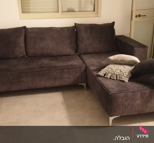 ספה פינתית עם כריות על רצפת אריחים