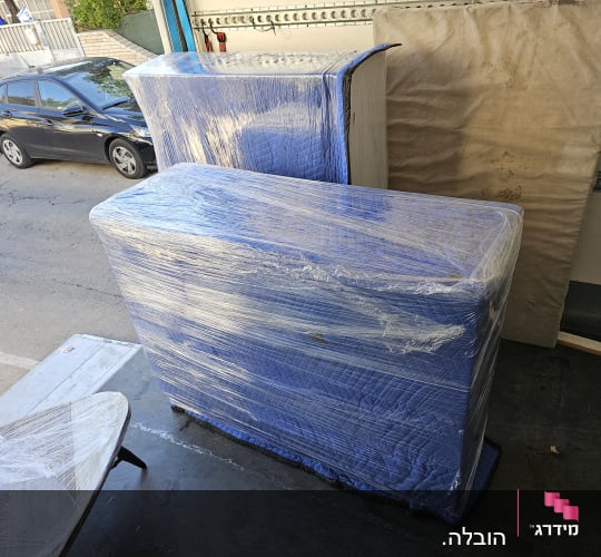 רהיטים עטופים בניילון על משטח הובלה