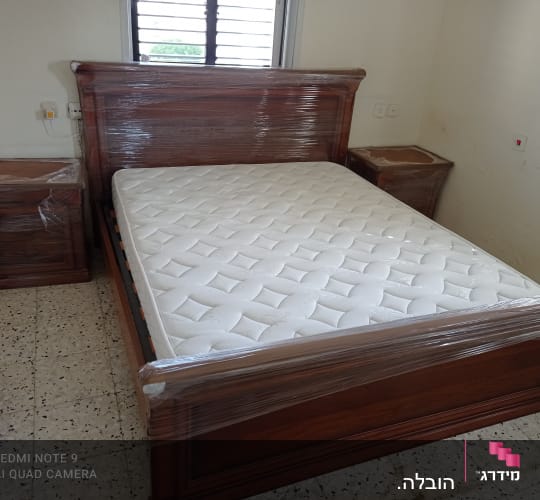 מיטה וארוניות עטופות בניילון למעבר דירה