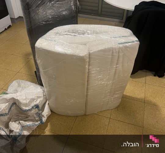 רהיטים עטופים בניילון מוכנים להובלה