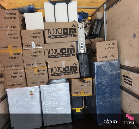 משאית עם קופסאות וציוד להובלה