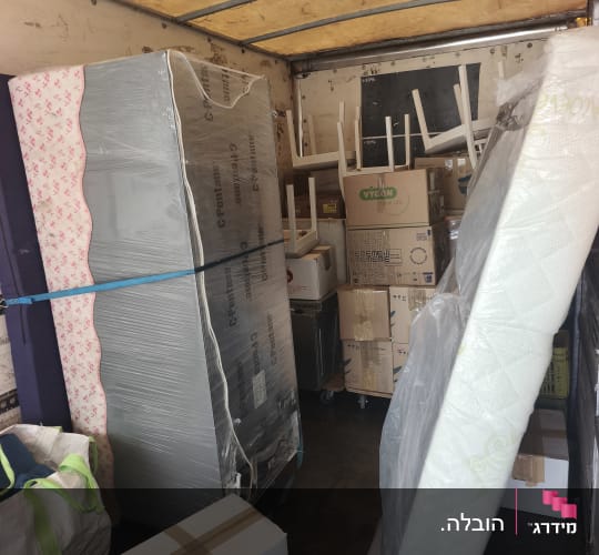 תכולת משאית עם רהיטים וארגזים למעבר דירה