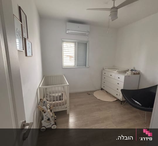 חדר תינוקות מרוהט ומעוצב עם מיטת תינוק ושידת החתלה