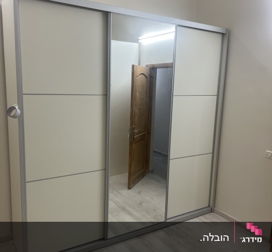 ארון בגדים עם דלתות הזזה ומראה