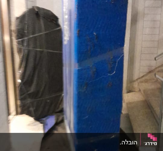 ארון עטוף בניילון כחול ליד מעלית