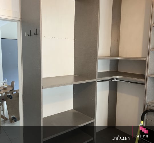 ארון פתוח עם מדפים בחדר ריק
