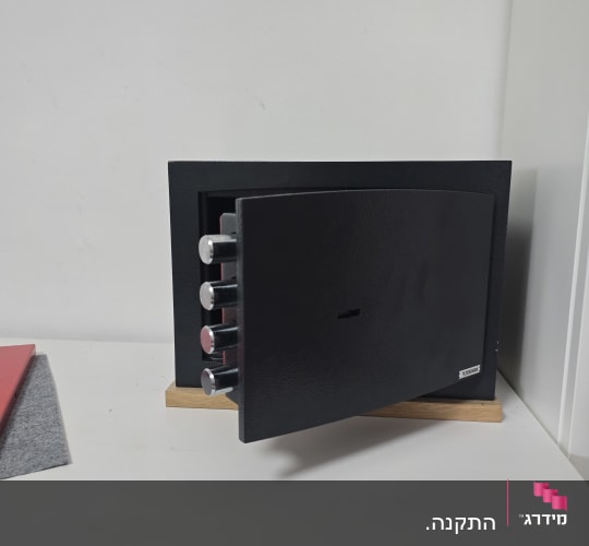 כספת פתוחה על מדף לבן