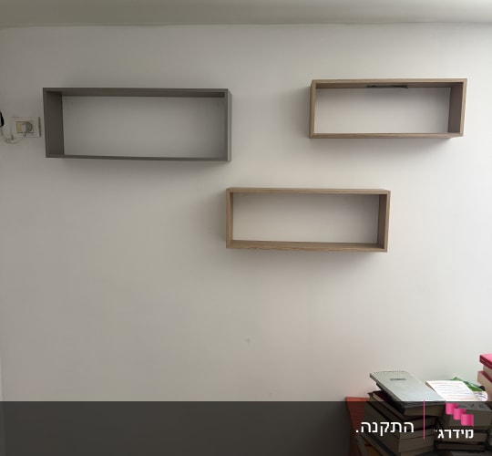 התקנת מדפי קובייה דקורטיביים על הקיר