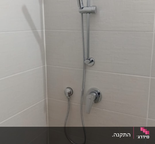 ברז מקלחת עם צינור ומזלף מתכוונן