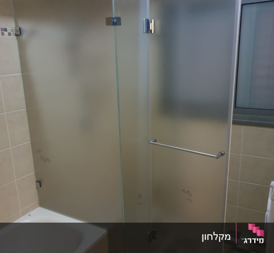 התקנת מקלחון פינתי מזכוכית חלבית עם צירים בחדר רחצה