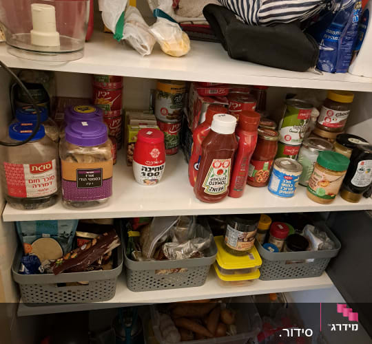 מדפים מאורגנים עם מוצרי מזון וכלים במטבח