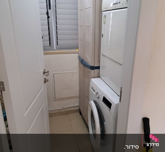 מכונת כביסה ומייבש בחדר שירות קטן