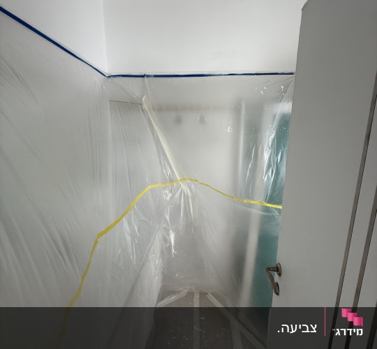 עבודת הכנה ועיטוף בניילון להגנה על משטחים לפני צביעה