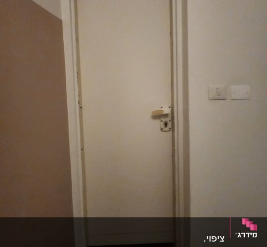 דלת לבנה עם ידית ומנעול