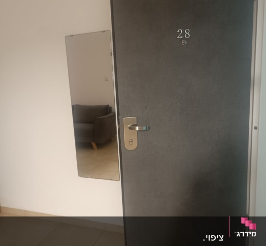 דלת אפורה עם מספר 28 ומנעול כסוף