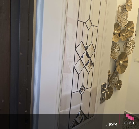 דלת עם עיצוב זכוכית ודקורציה על הקיר