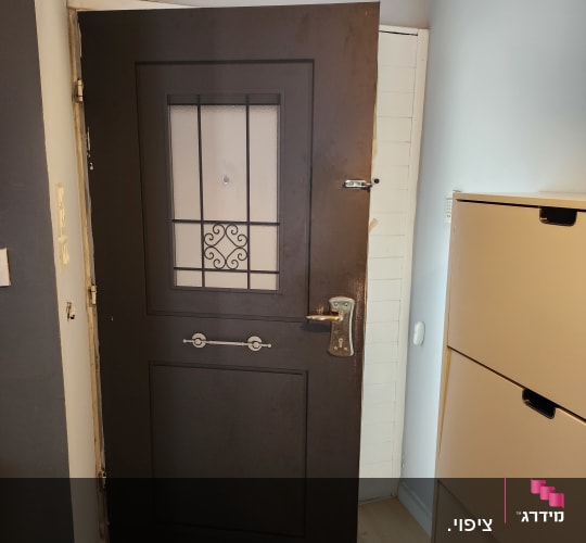 דלת חומה עם ידית מתכת ועיטור זכוכית