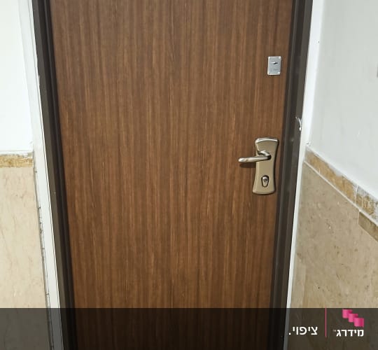 דלת עץ עם מספר 27 ומחצלת כניסה