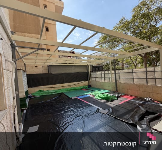 שלד מתכת ואלומיניום של פרגולה בחצר בית