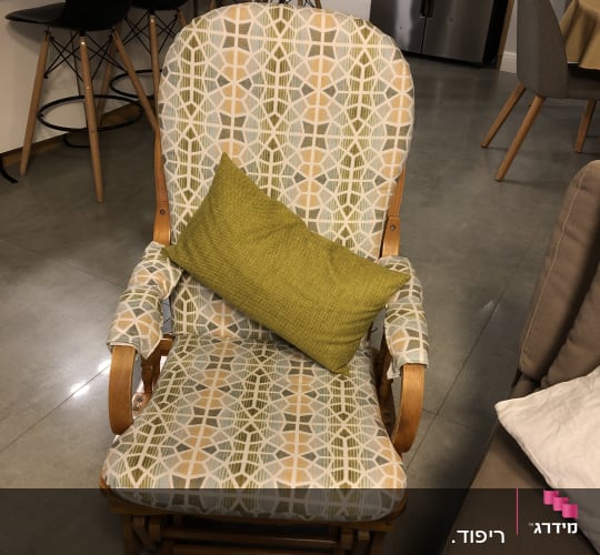 כיסא מרופד עם כרית ירוקה