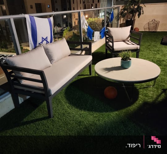 ריהוט גן על דשא סינתטי עם שולחן עגול