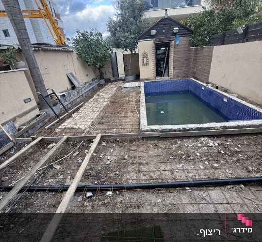 עבודות הכנה ליציקת בטון ובניית בריכת שחייה מבטון בחצר