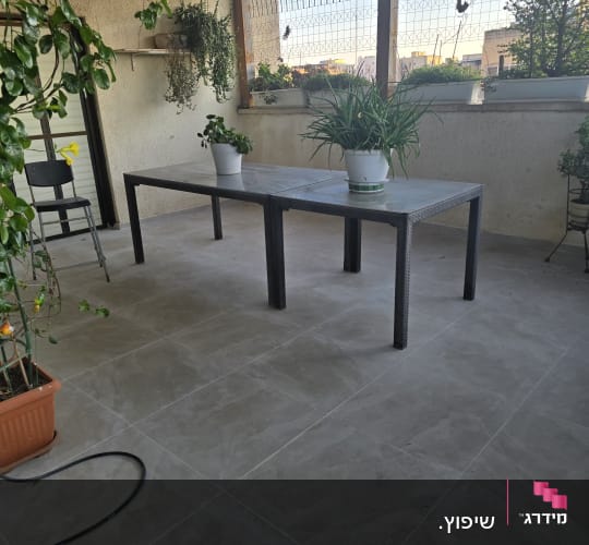 ריצוף חוץ באריחי גרניט פורצלן אפורים במרפסת מקורה