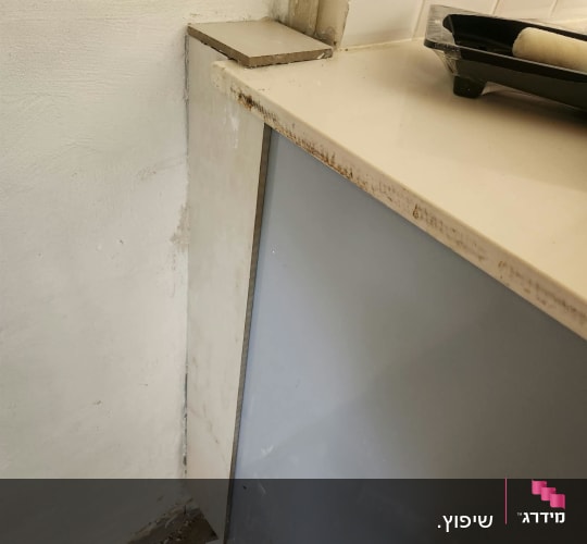 עבודות שיפוץ ותיקונים באזור המטבח במהלך תהליך עבודה