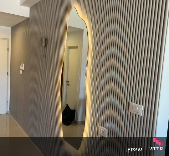 קיר מעוצב עם מראה מוארת ועיצוב מודרני