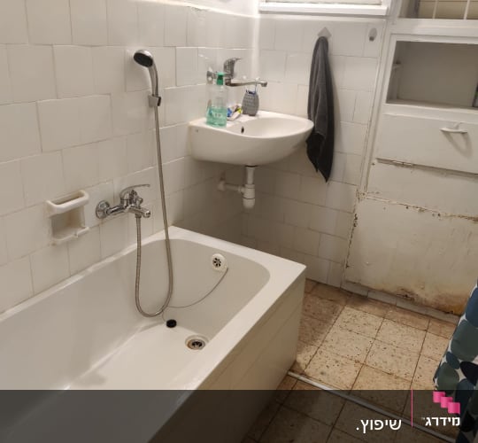 חדר אמבטיה עם כיור, אמבטיה וברזים