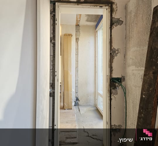 יצירת פתח בקיר והתקנת מסגרת במהלך עבודות שיפוץ