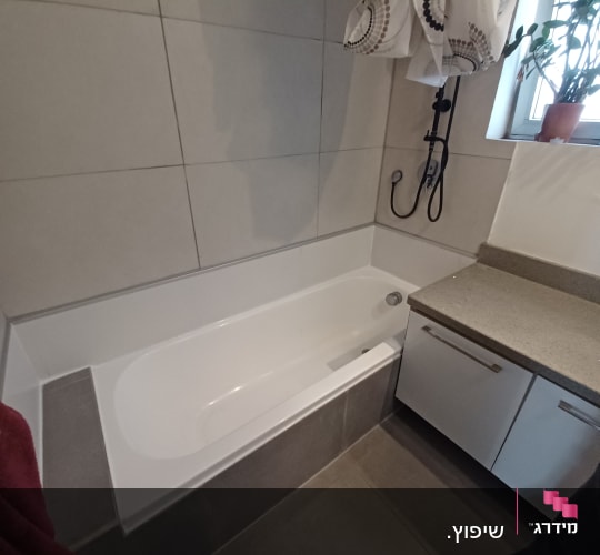 אמבטיה חדשה עם אריחים אפורים ושיש בהיר