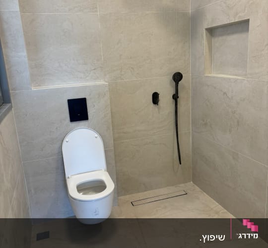 שירותים ומקלחת עם אריחים חדשים וברזים שחורים