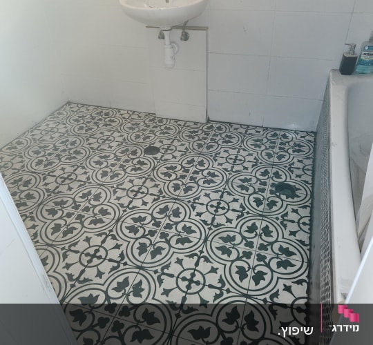 ריצוף חדש עם דוגמה גיאומטרית בשירותים