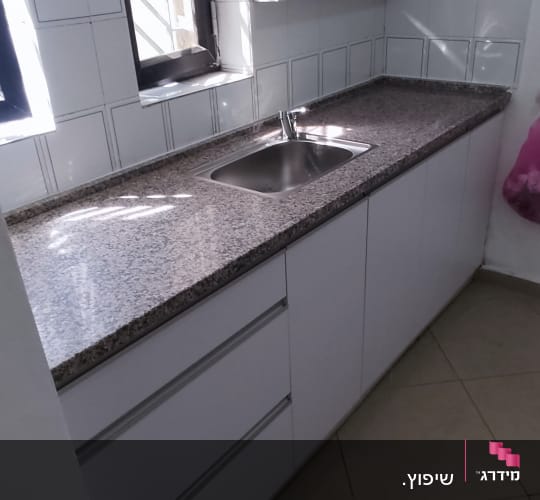 מטבח משופץ עם ארונות חדשים ומשטח עבודה