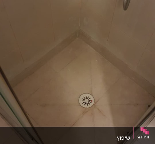 מקלחון עם רצפת אריחים וניקוז מתכת