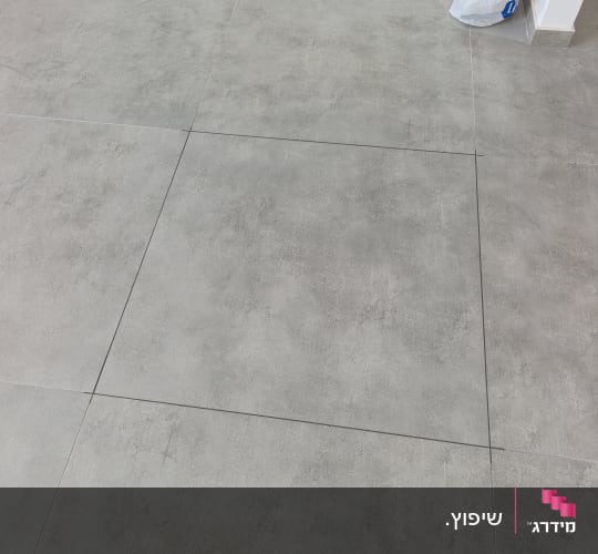 רצפת אריחים אפורה עם שקיות בפינה