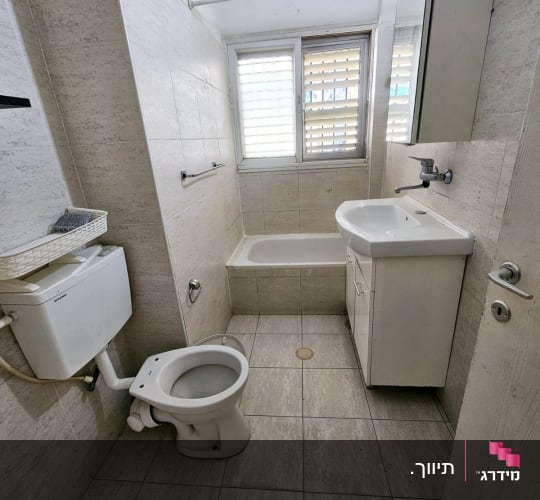 חדר אמבטיה עם אסלה, כיור ואמבטיה