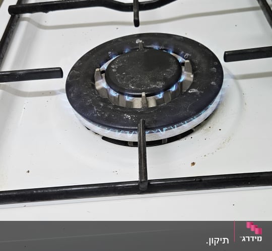 כיריים גז עם להבה כחולה דולקת