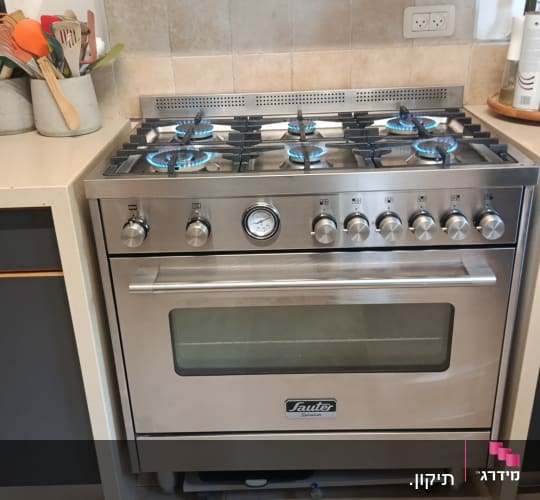 תנור גז במטבח עם כיריים דולקות