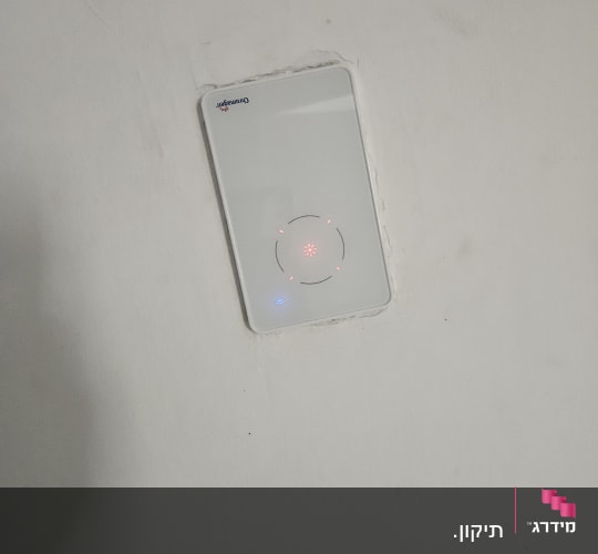 לוח בקרה לבן עם נורות לד אדומות וכחולות