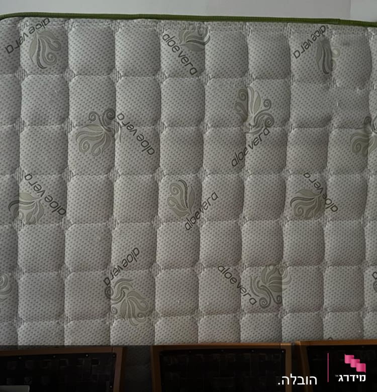 מזרן עומד על הקיר בחדר מואר